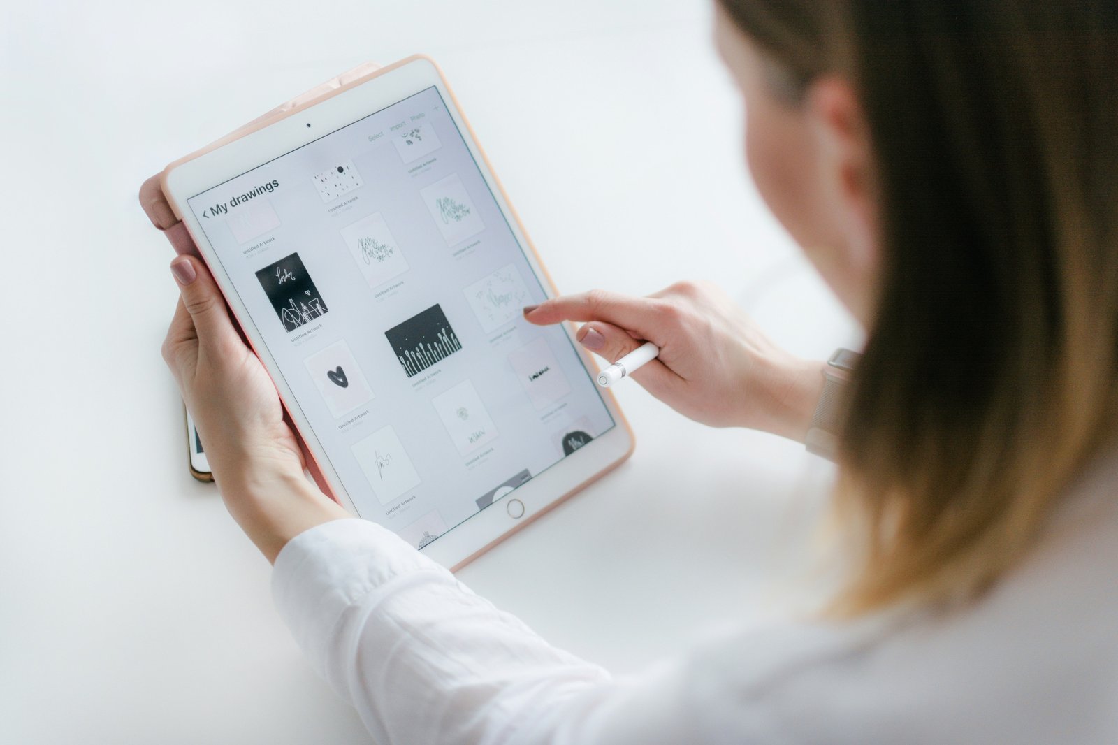 Lecture des conseils investissement locatif et immobilier neuf Asset Boulevard sur tablette